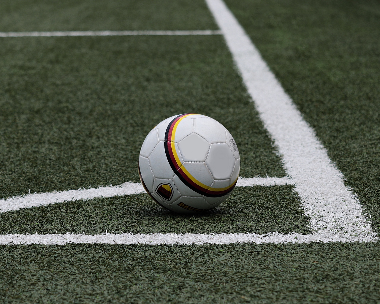 football_soccer_ball_lawn_122654_1280x1024.jpg